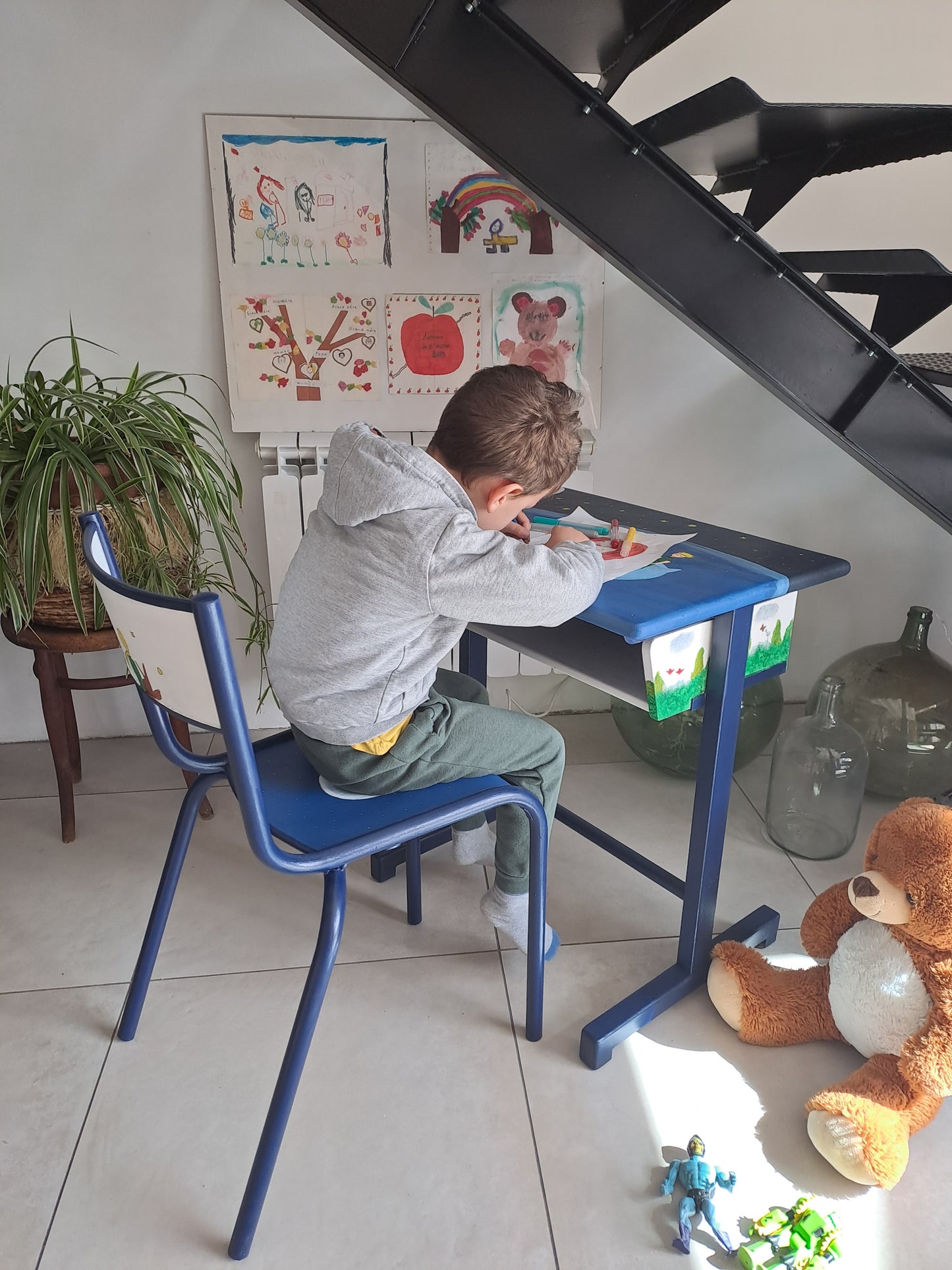 Ensemble de bureau et chaise d'écolier relooké sur le thème du Petit Prince de St Exupéry