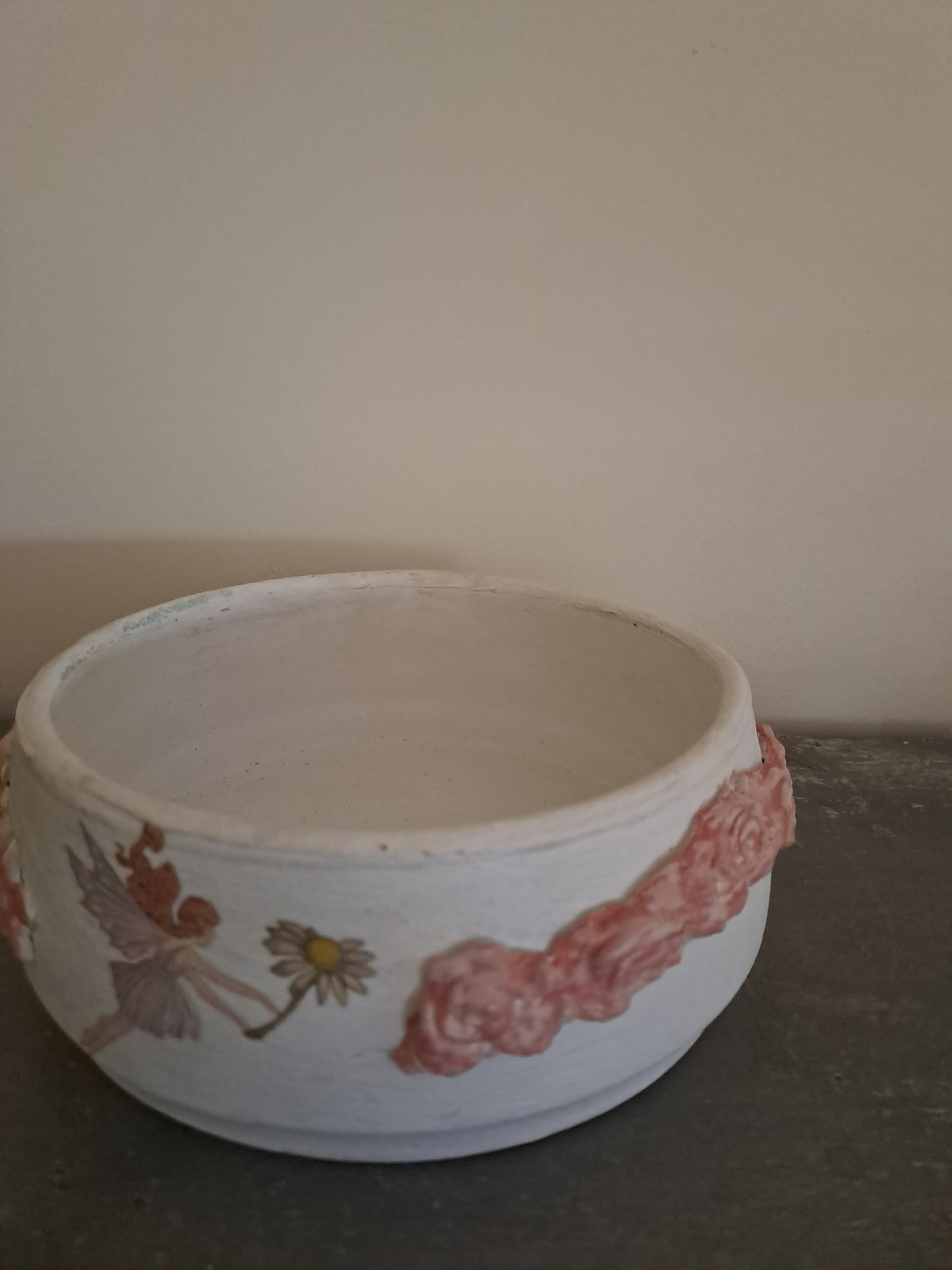 Vasque en terre cuite blanche avec des moulures roses et des images