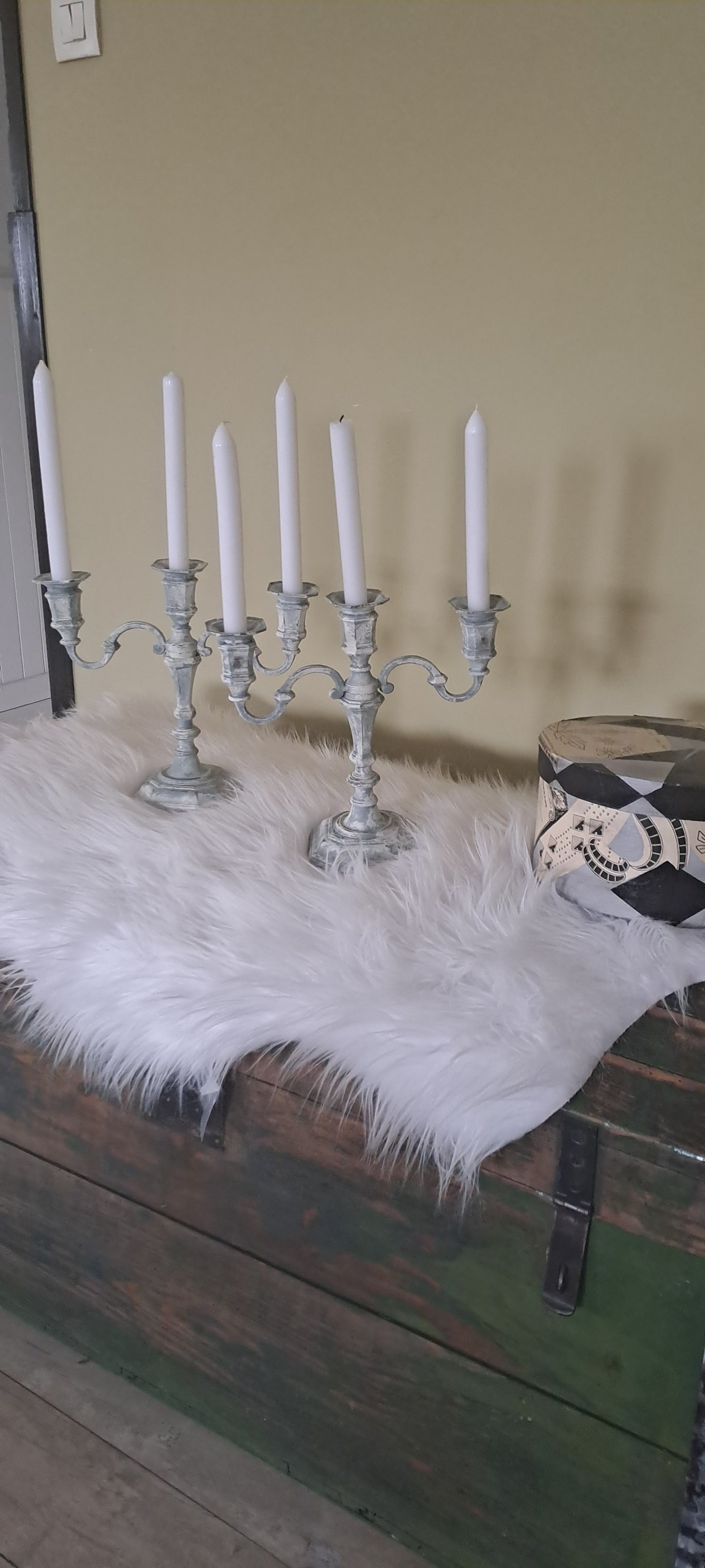 Une paire de chandeliers
