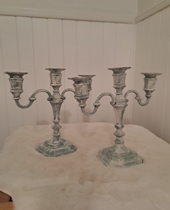 Une paire de chandeliers