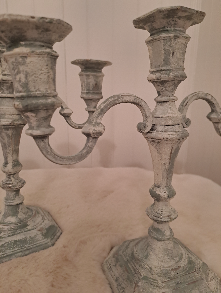 Une paire de chandeliers