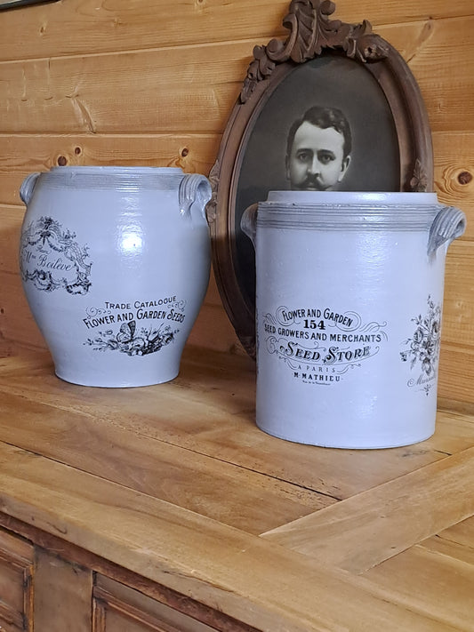 Pot en grès gris avec des images