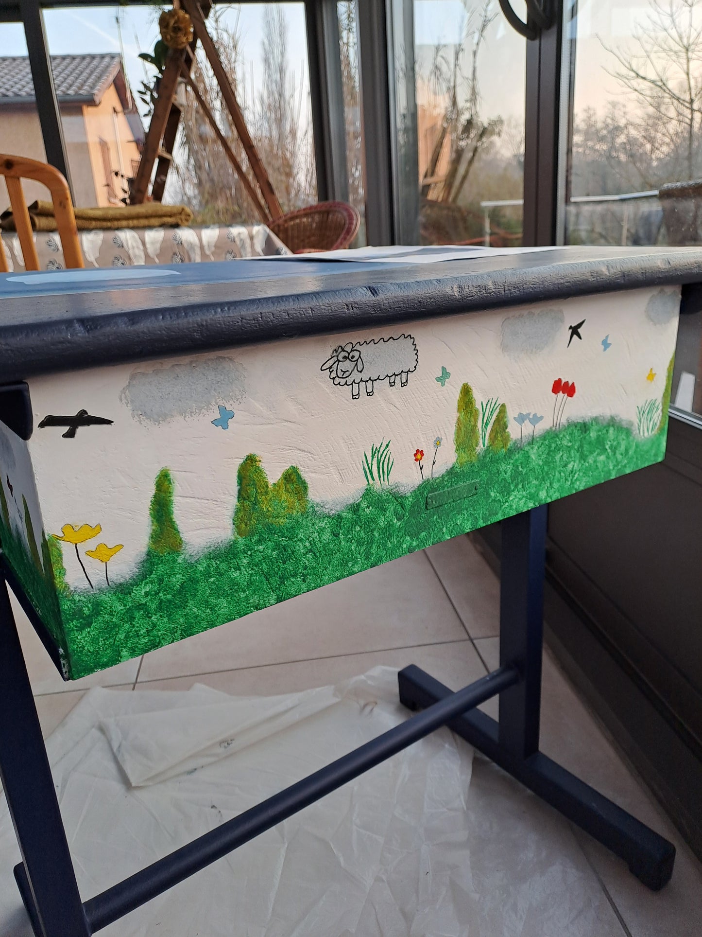 Ensemble de bureau et chaise d'écolier relooké sur le thème du Petit Prince de St Exupéry