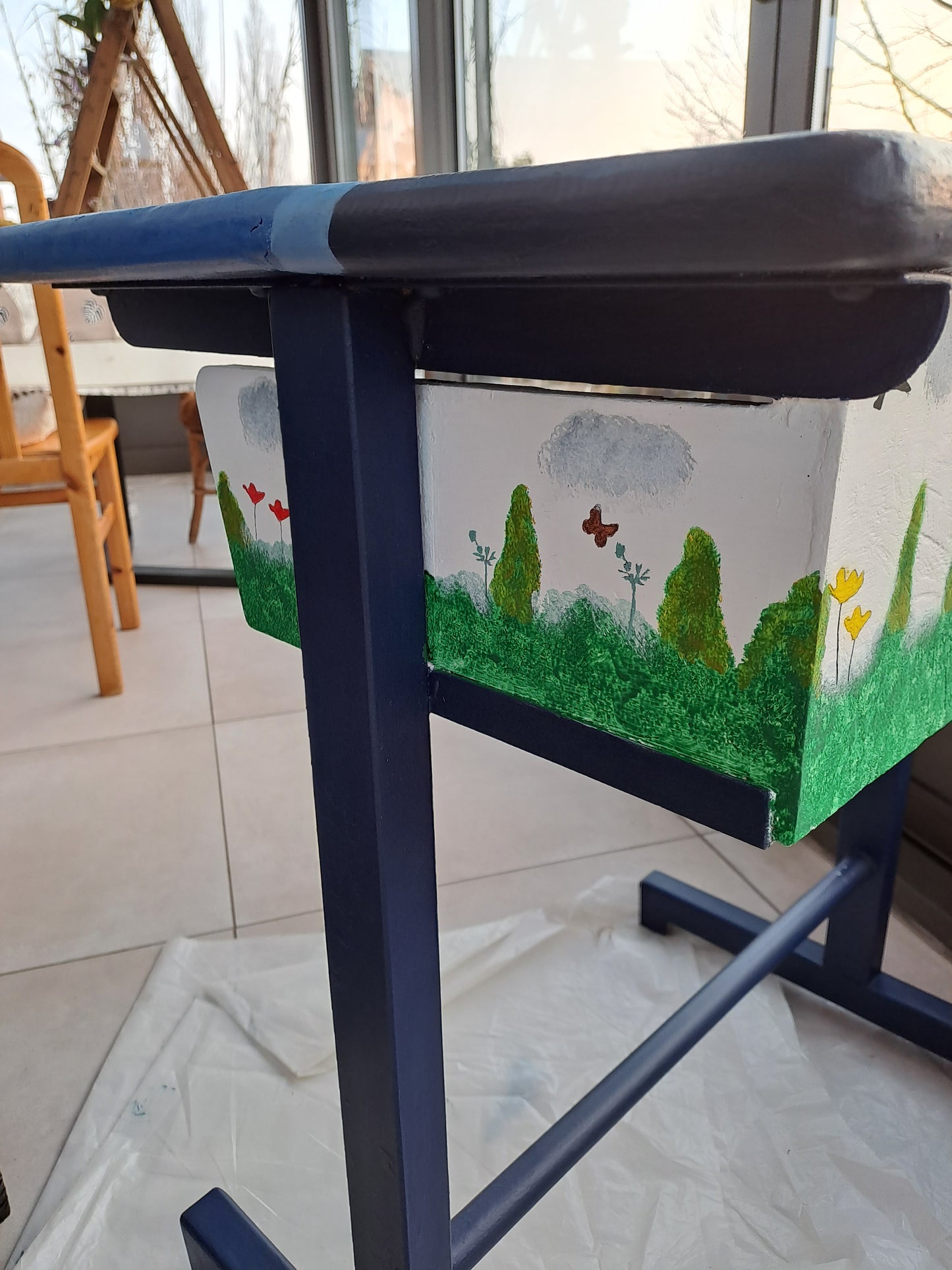 Ensemble de bureau et chaise d'écolier relooké sur le thème du Petit Prince de St Exupéry
