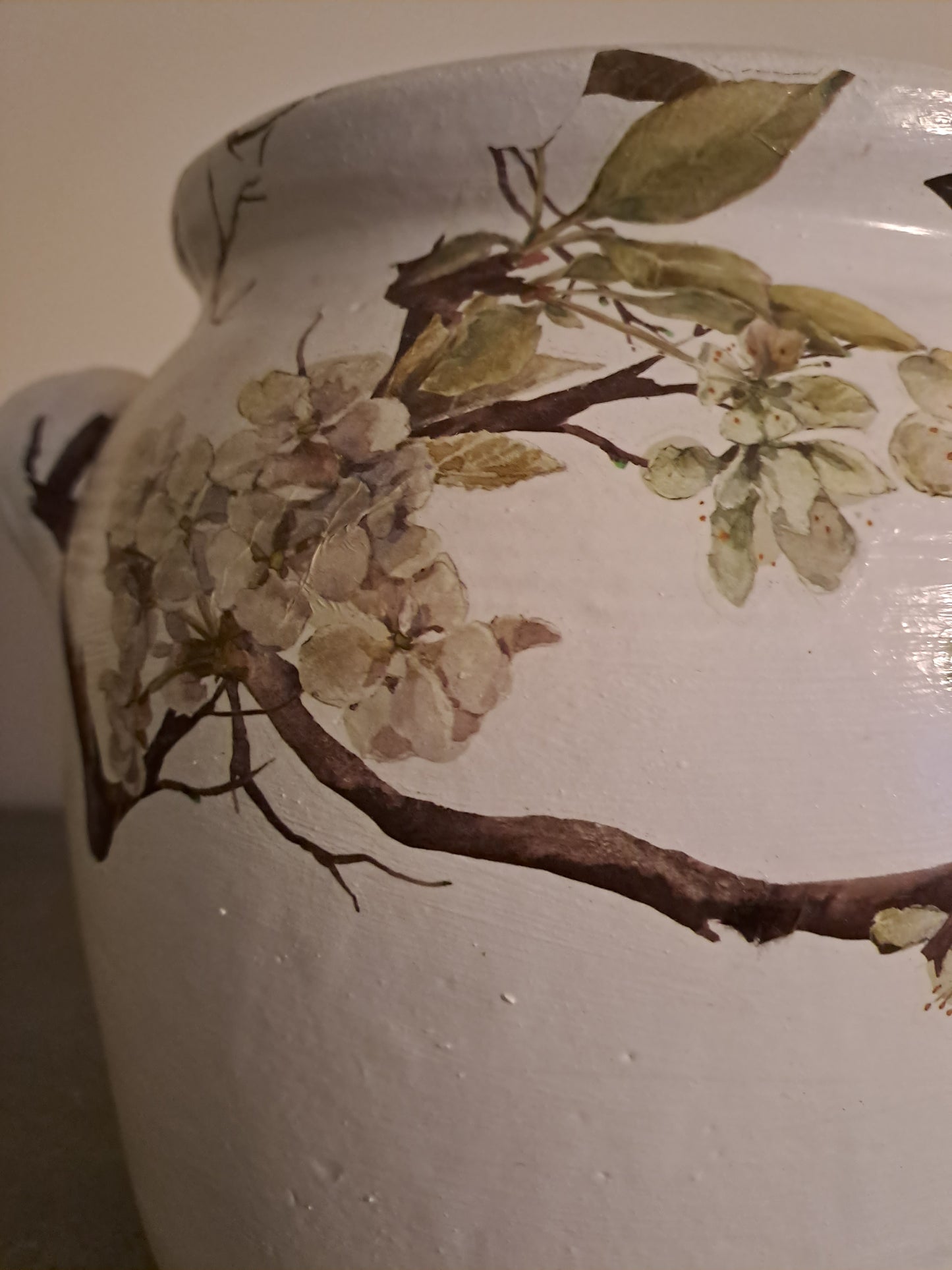 Anciens pots en grès blanc floral