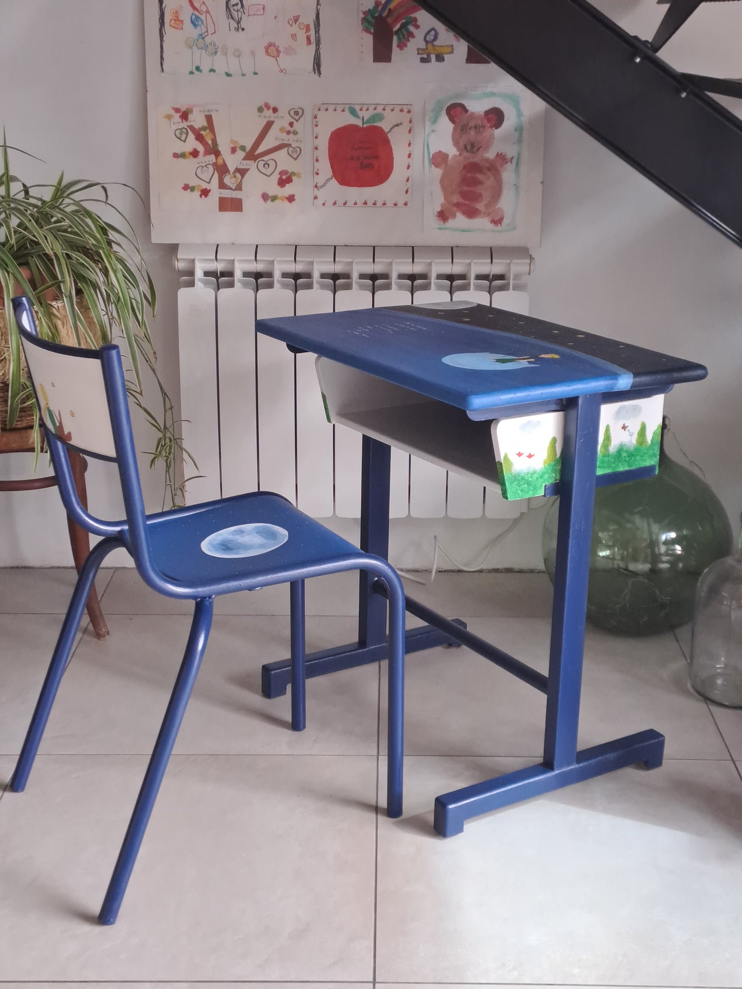 Ensemble de bureau et chaise d'écolier relooké sur le thème du Petit Prince de St Exupéry