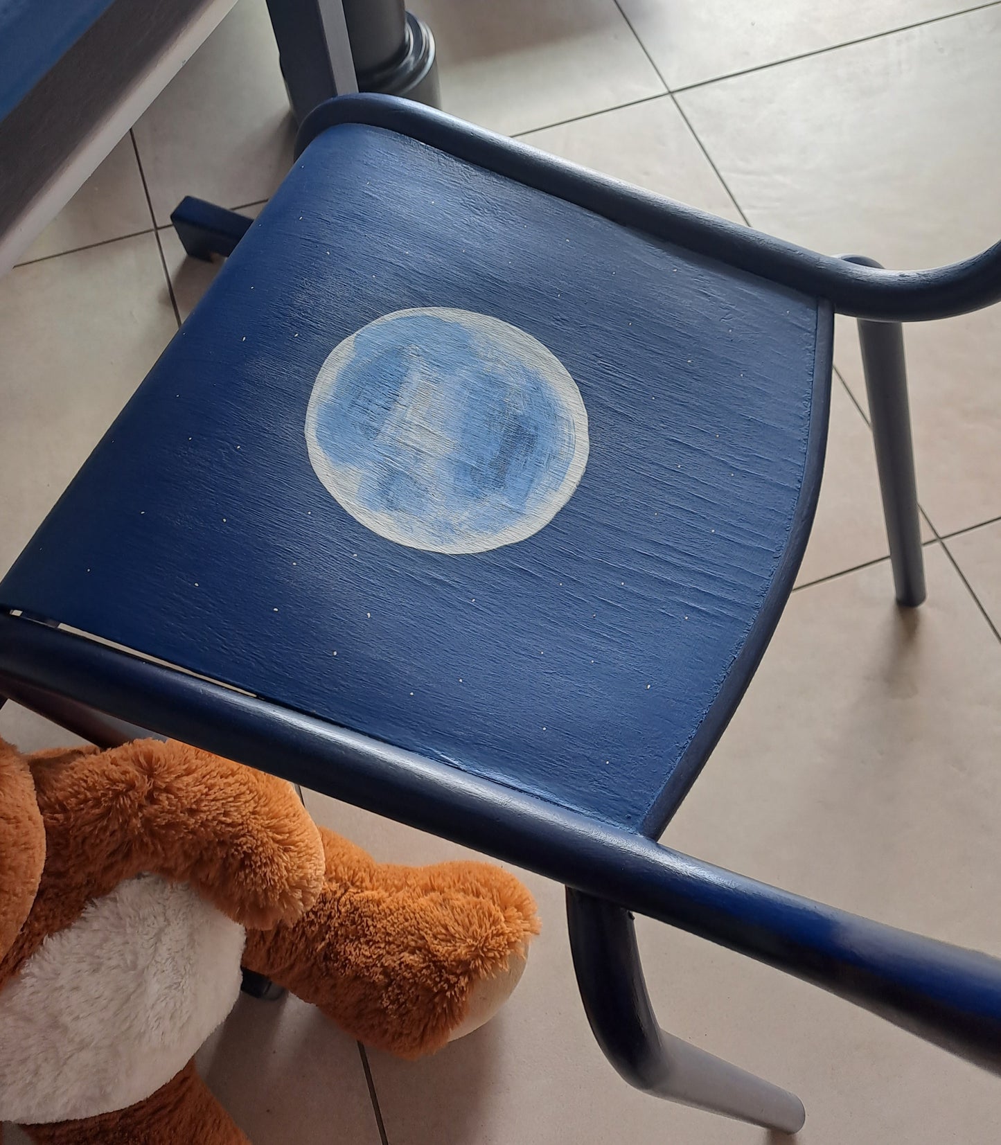 Ensemble de bureau et chaise d'écolier relooké sur le thème du Petit Prince de St Exupéry