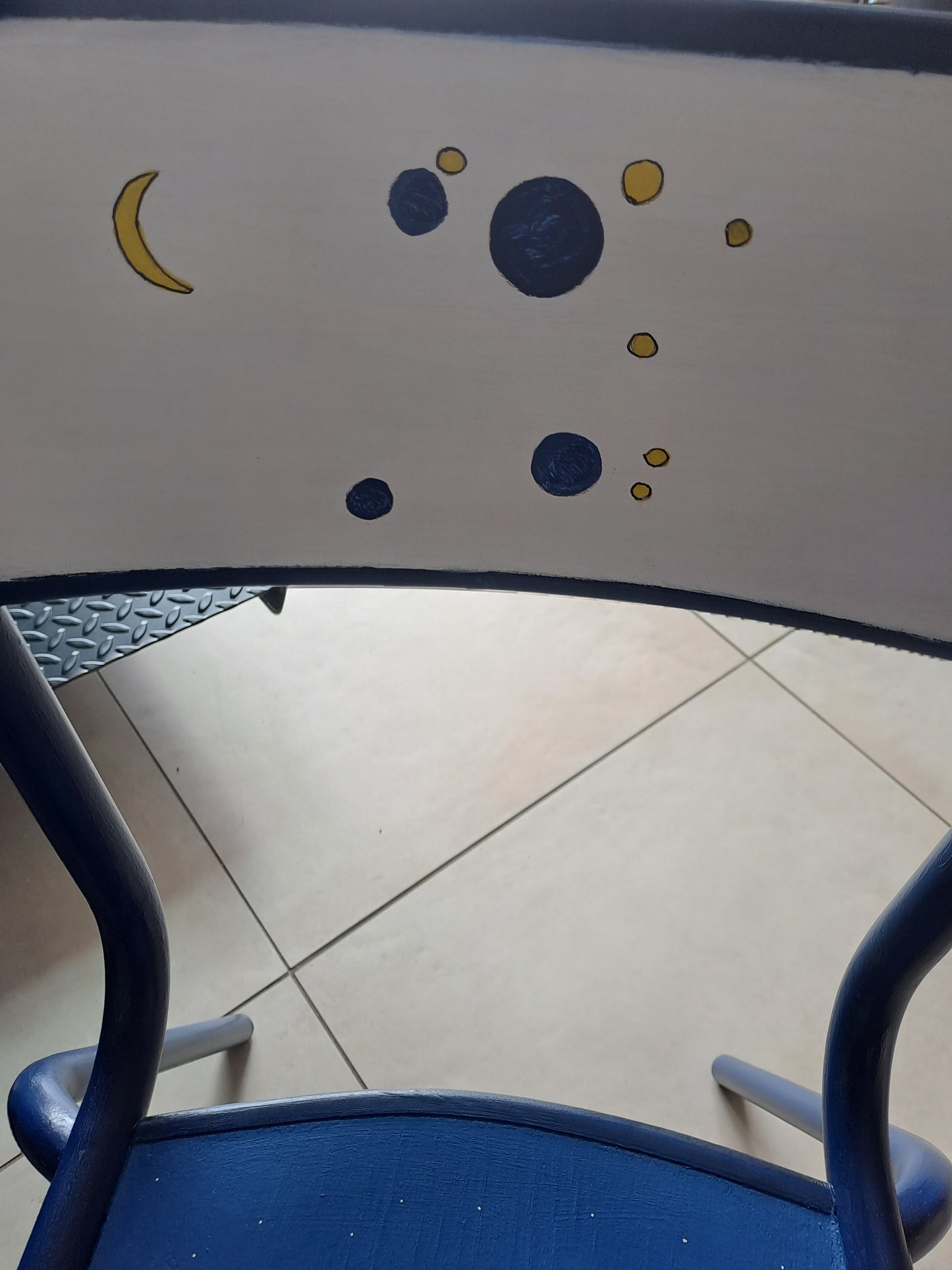 Ensemble de bureau et chaise d'écolier relooké sur le thème du Petit Prince de St Exupéry
