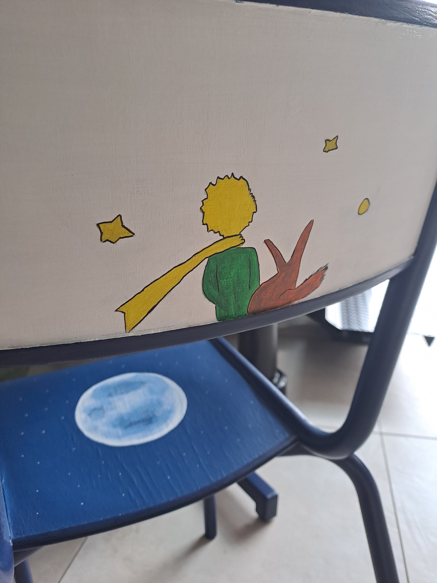 Ensemble de bureau et chaise d'écolier relooké sur le thème du Petit Prince de St Exupéry