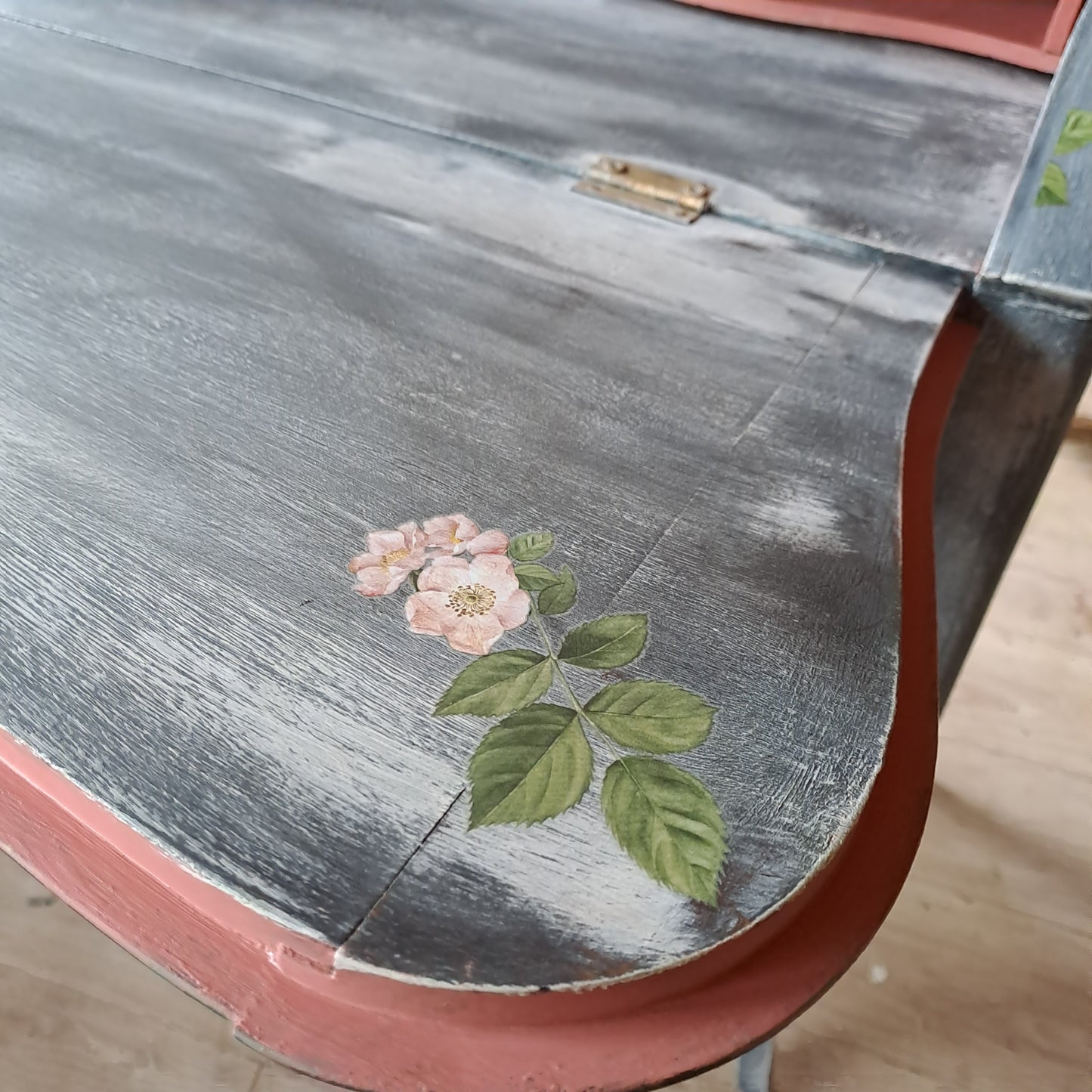 Secrétaire style Louis XV relooké - Pièce unique