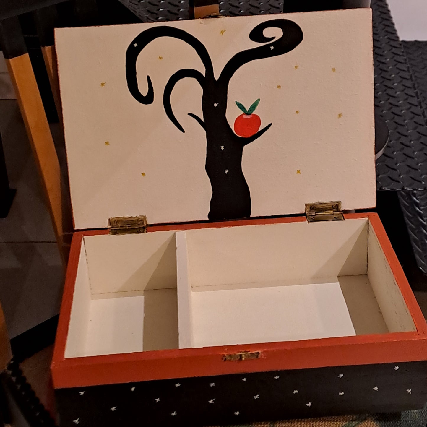 La Boîte Blanche-Neige — Coffret décoratif peint à la main, pièce unique