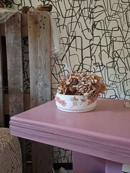 Vasque en terre cuite blanche et rose avec des fleurs séchées