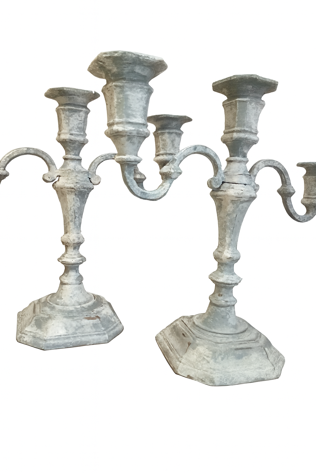 Une paire de chandeliers