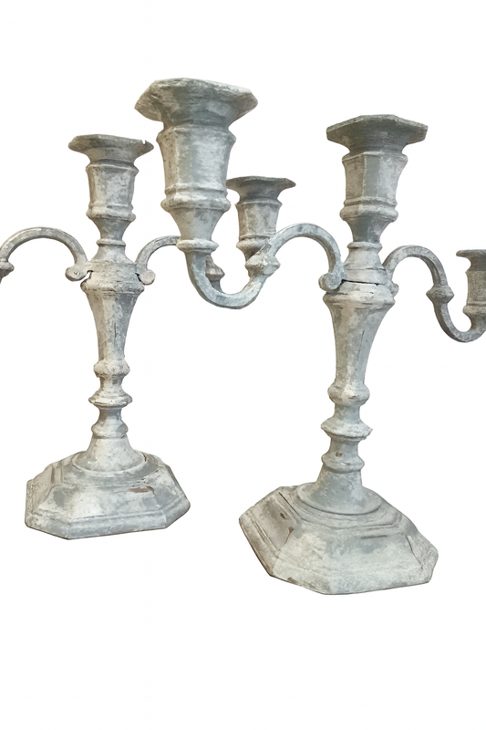 Une paire de chandeliers
