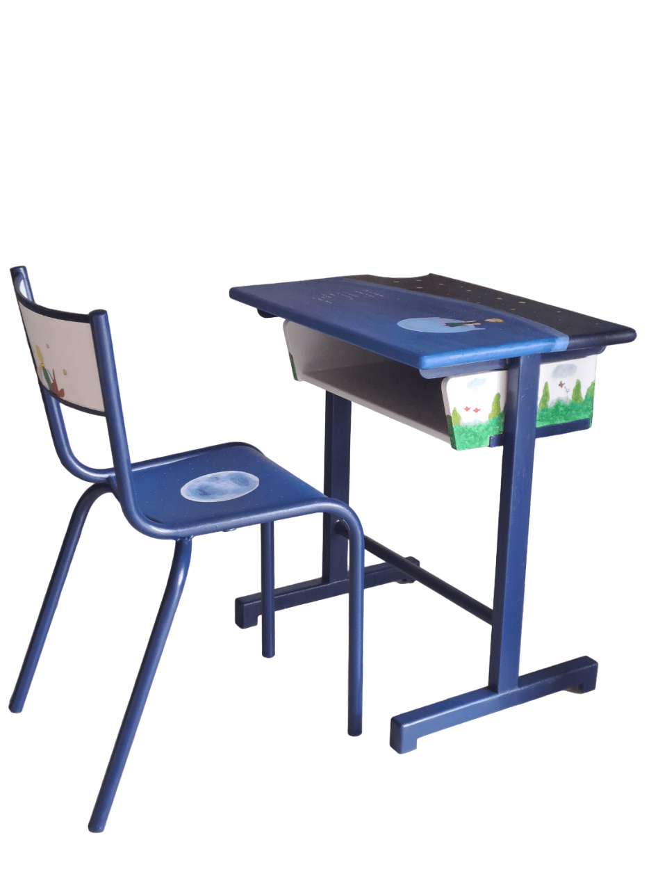 Ensemble de bureau et chaise d'écolier relooké sur le thème du Petit Prince de St Exupéry