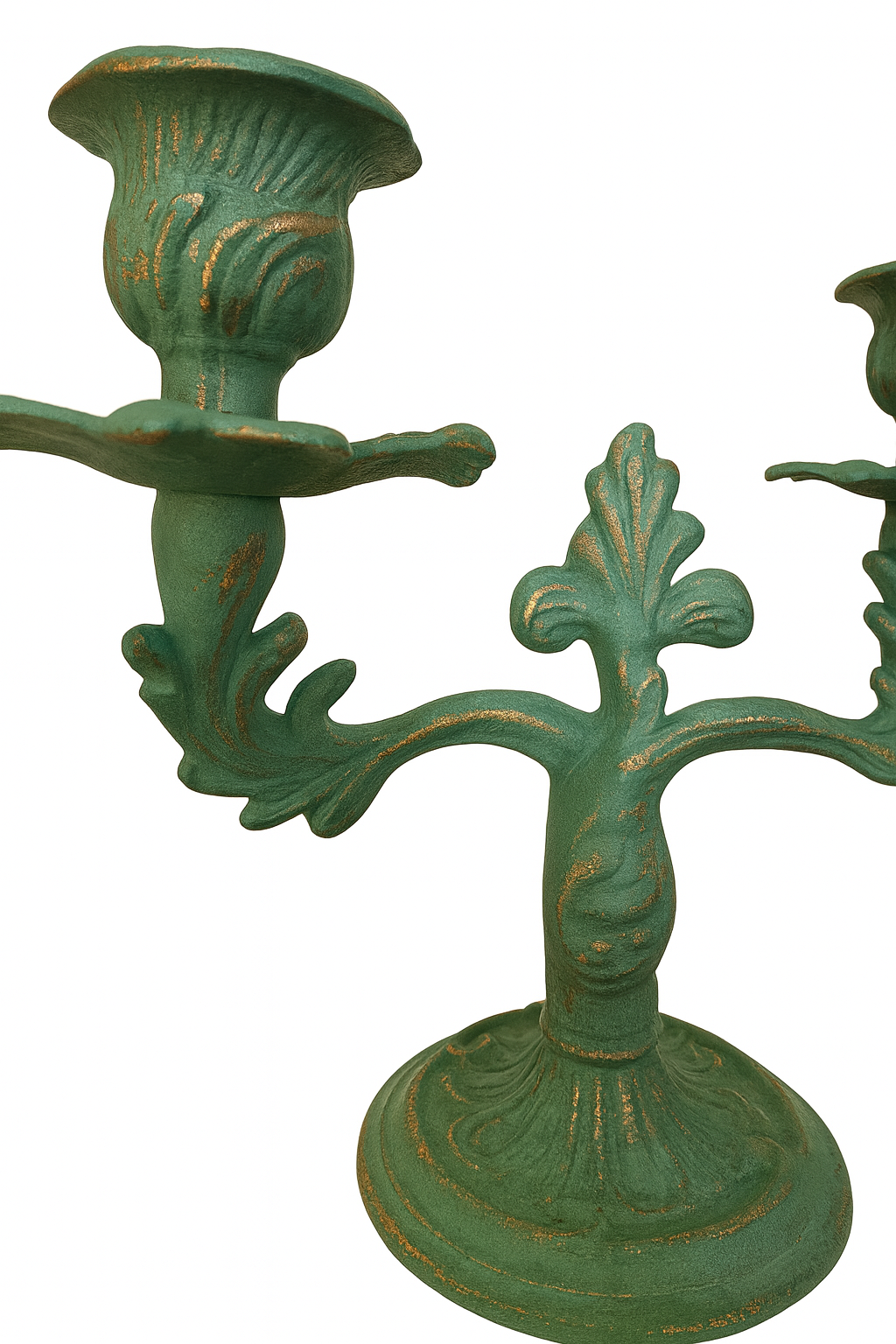 Une paire de petits chandeliers