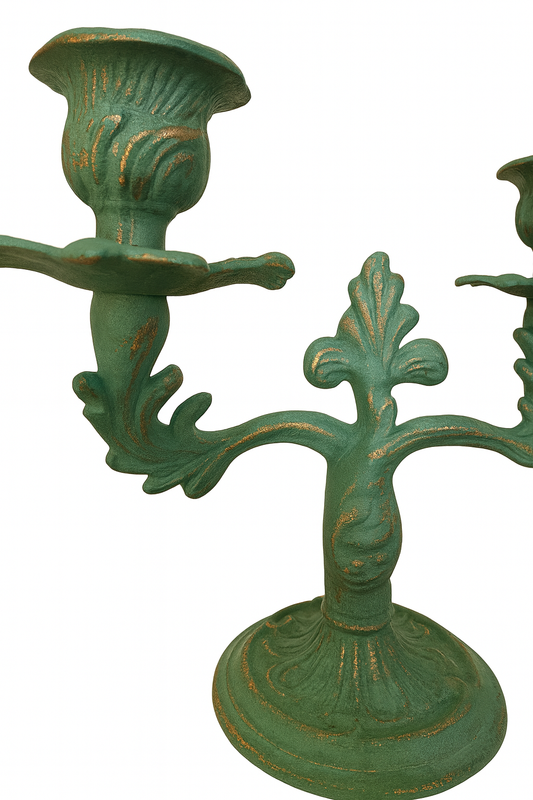 Une paire de petits chandeliers