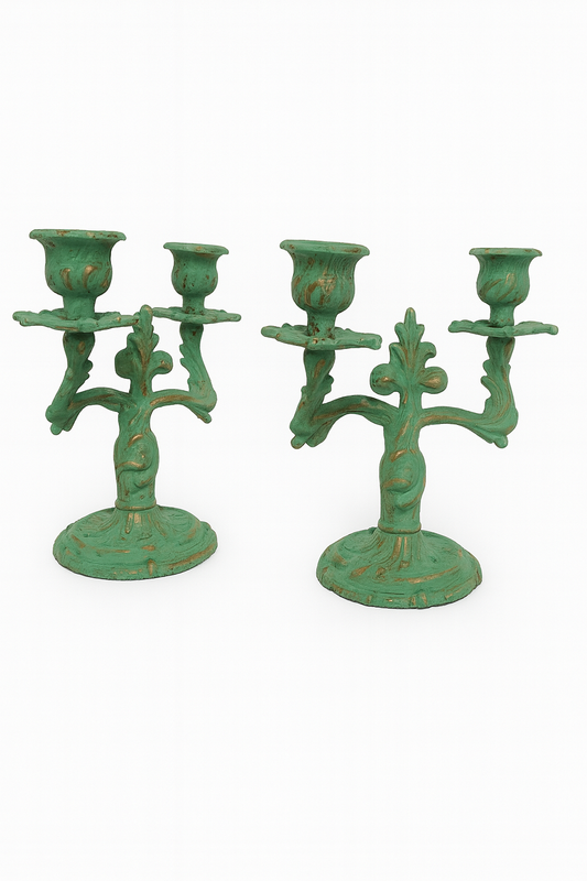 Une paire de petits chandeliers