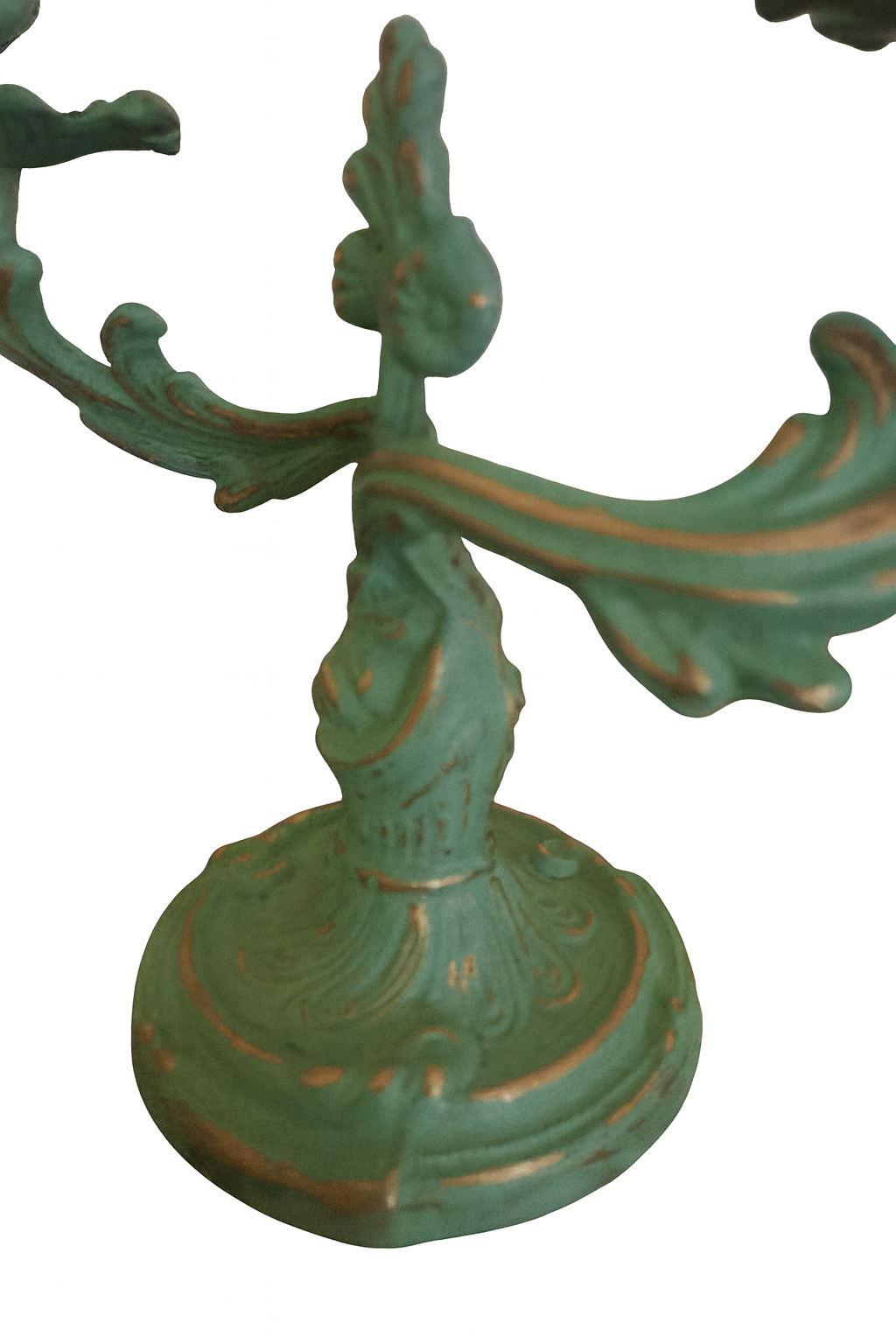 Une paire de petits chandeliers