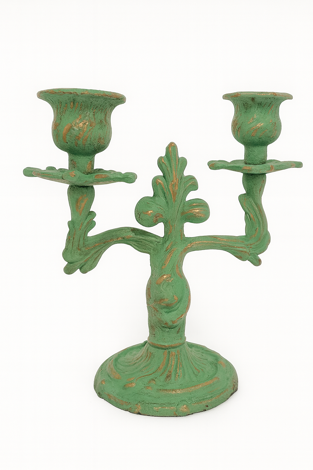 Une paire de petits chandeliers