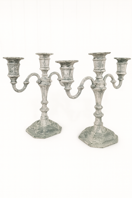 Une paire de chandeliers