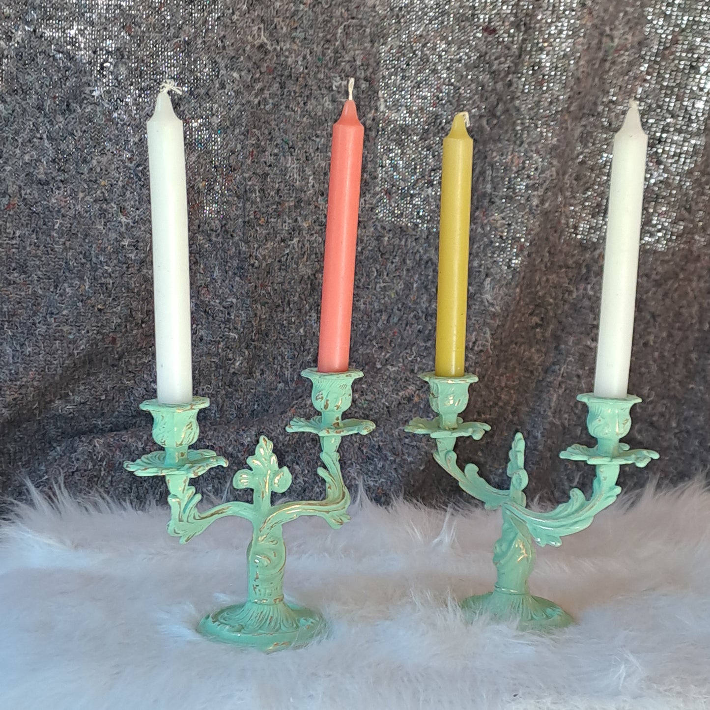 Une paire de petits chandeliers