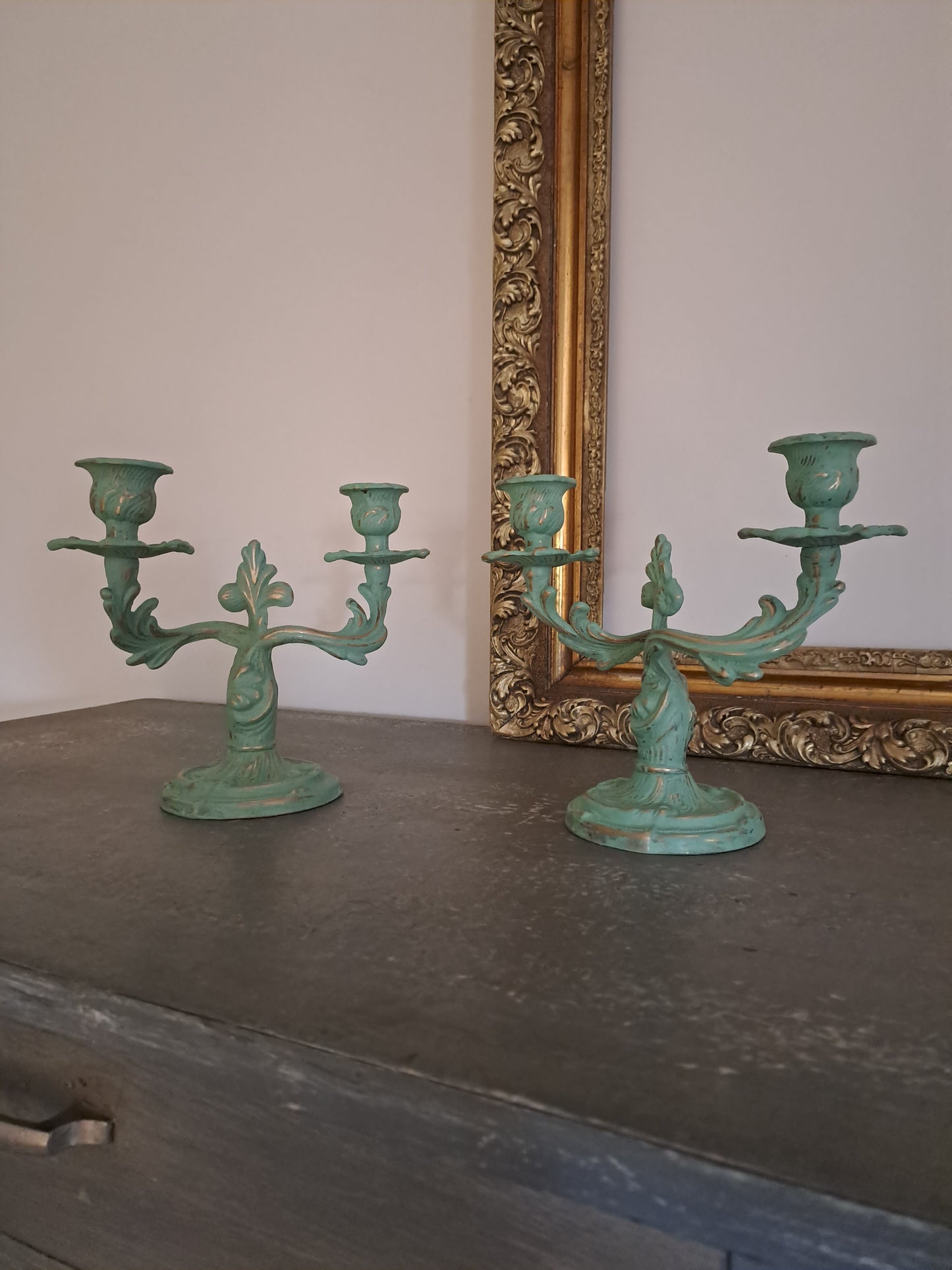 Une paire de petits chandeliers