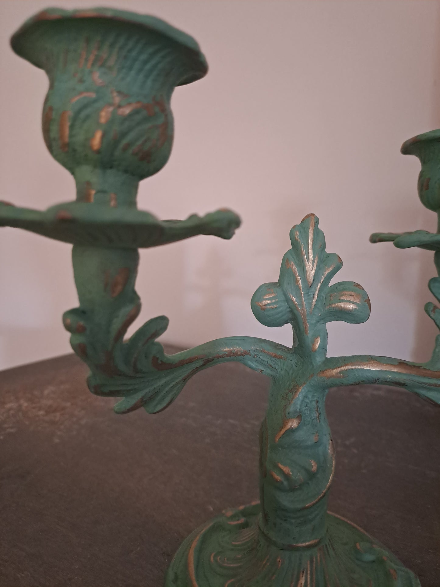 Une paire de petits chandeliers