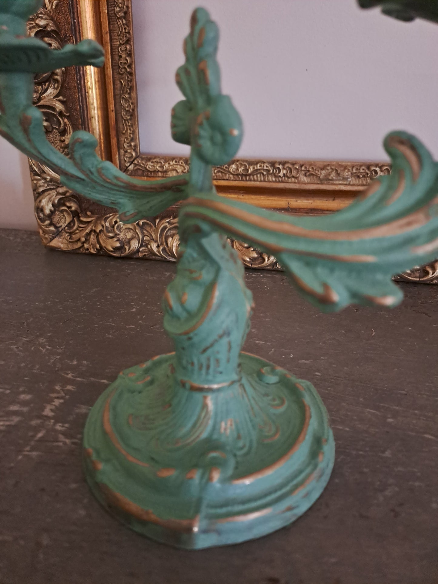 Une paire de petits chandeliers